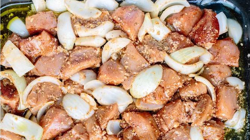 خواباندن جوجه در پیاز سیر و روغن زیتون
