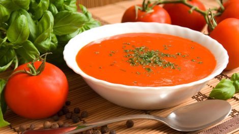 طرز تهیه سوپ گوجه فرنگی با جعفری و ریحان تازه