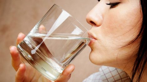 تاثیر نوشیدن آب ناشتا بر بدن