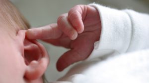 بوسیدن گوش نوزادان و کودکان و خطر ناشنوایی آن ها
