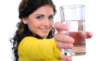 خاصیت جادویی نوشیدن آب در درمان بیماری ها