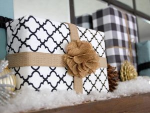 طرح کادو با گل پارچه ای